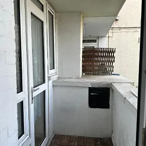 https://spacious-2-bed-flat.brighton-hotels-england.com